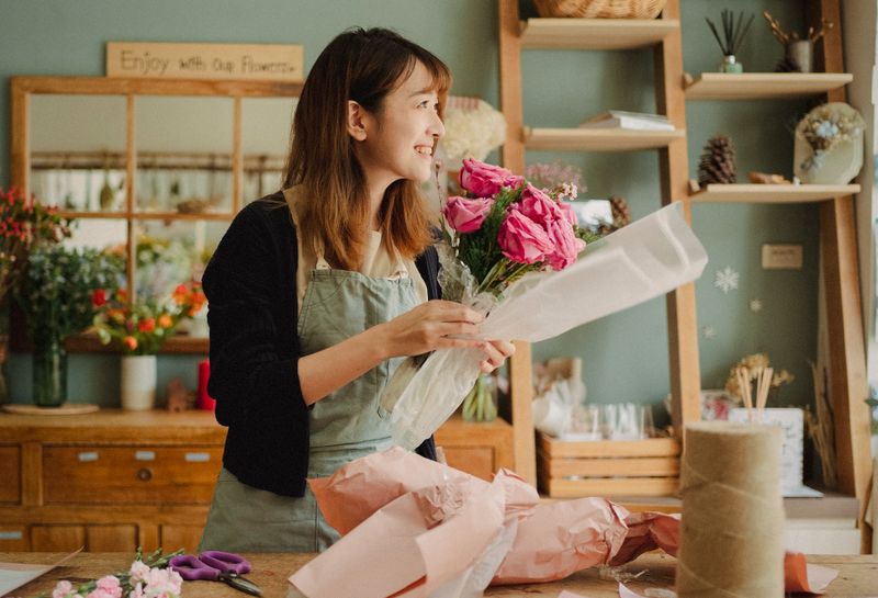 Fleuriste Interflora en atelier — composition florale artisanale